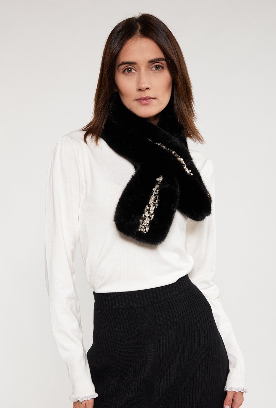 Szal z biżuteryjną aplikacją