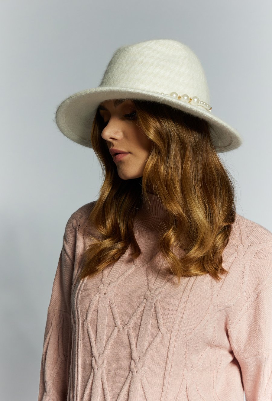 Kapelusz ze zdobieniem