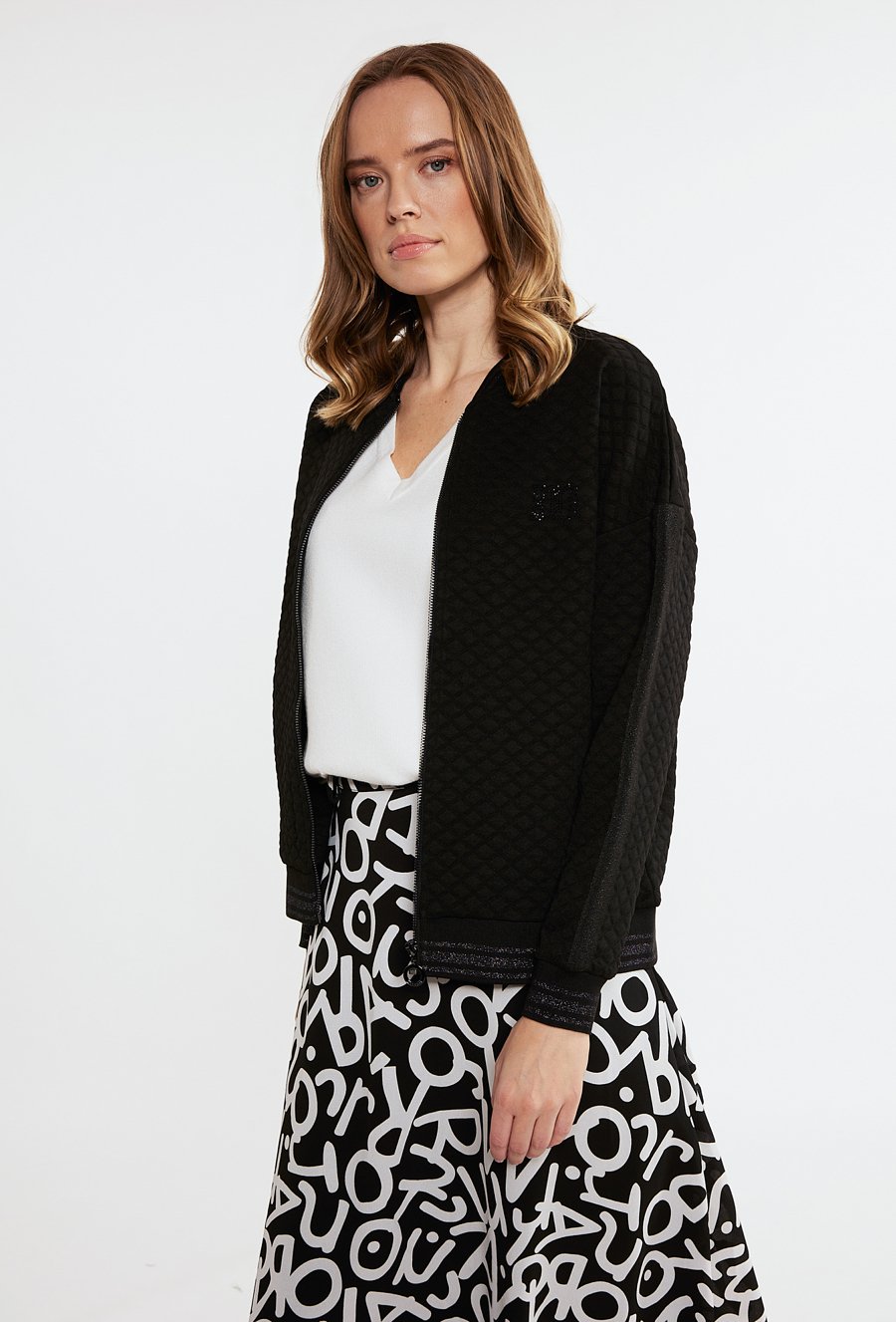 Pikowana bluza z błyszczącą aplikacją