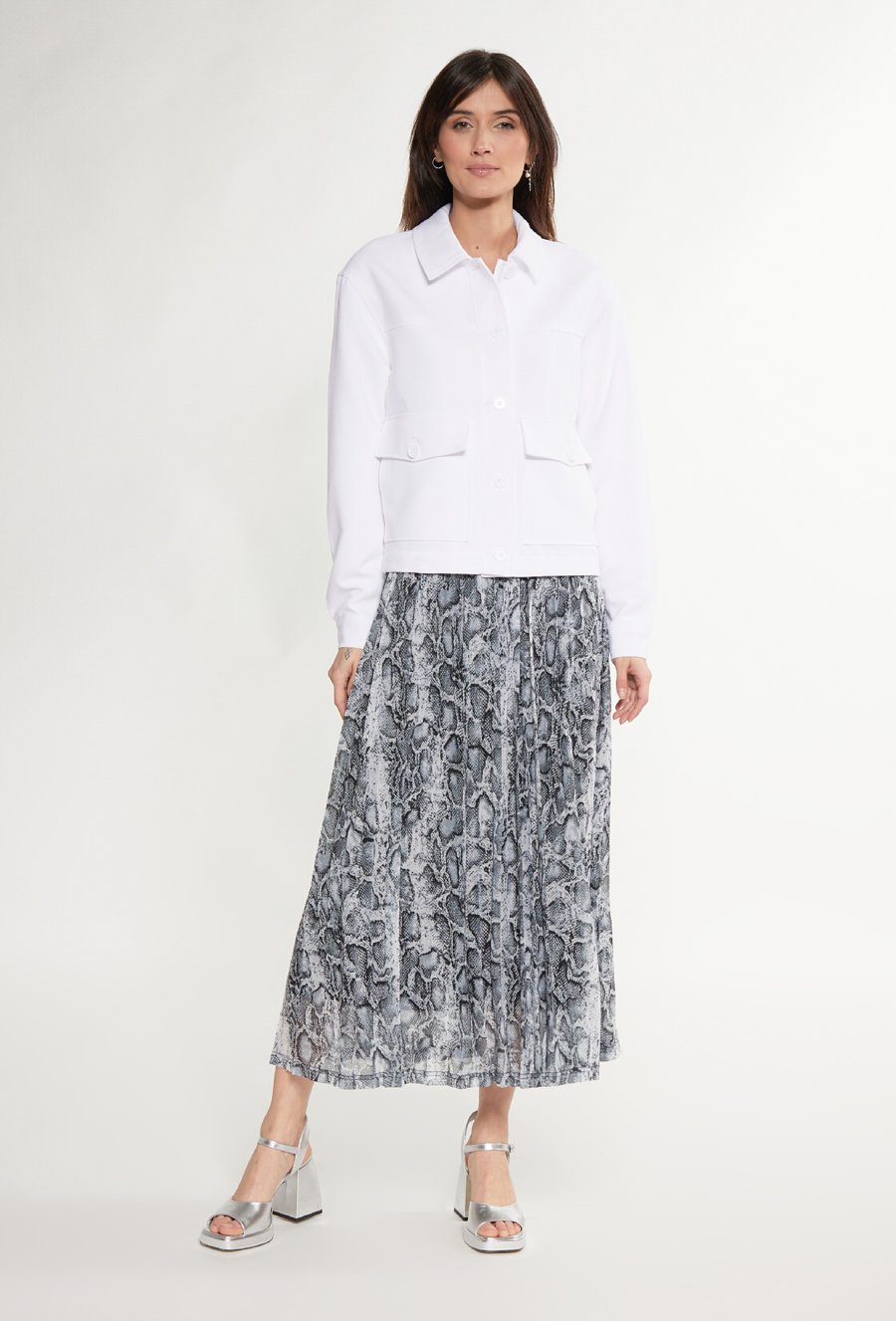 Kr&oacute;tka kurtka o koszulowym kroju