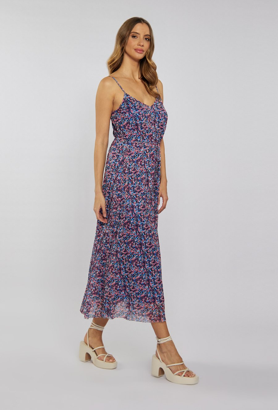 Wzorzysta sukienka na ramiączkach