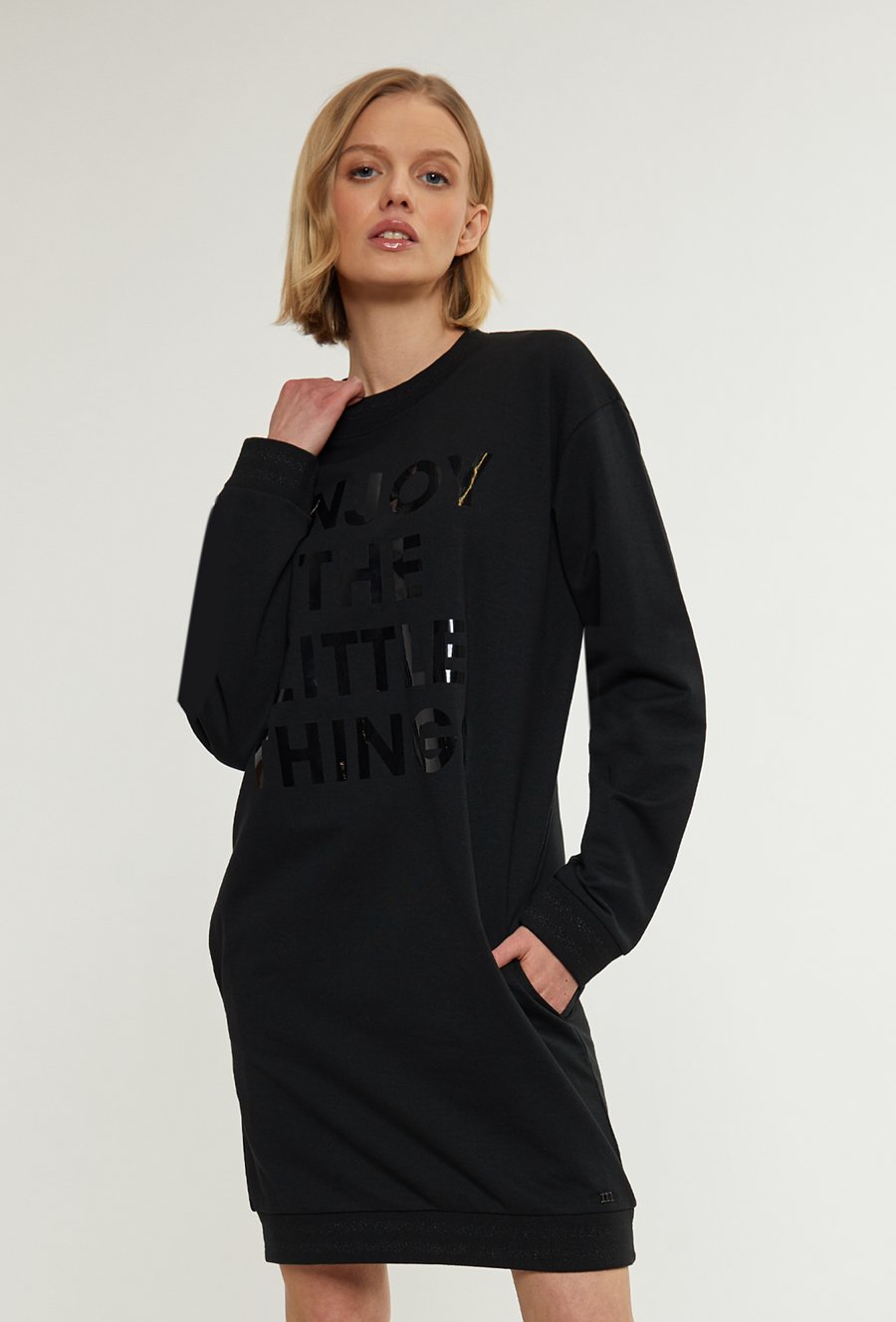 Sukienka z ozdobnym napisem