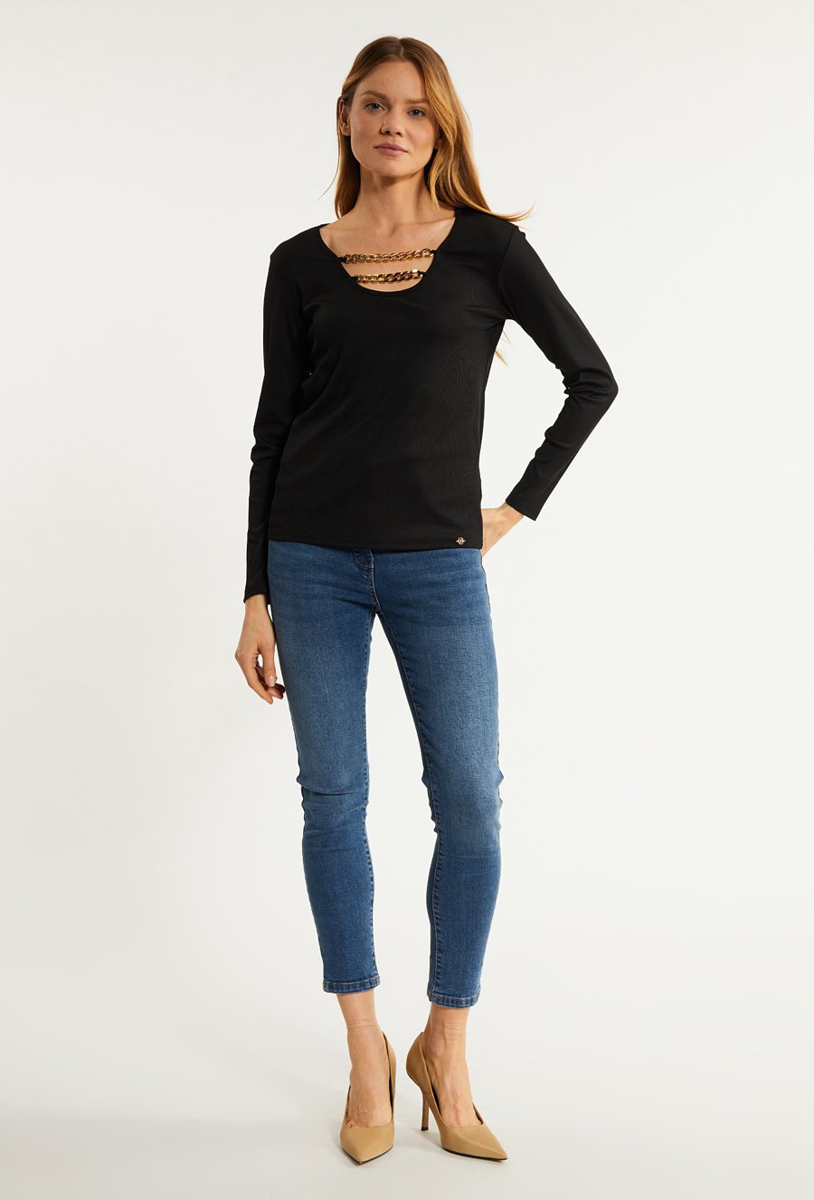 Bluzka z biżuteryjną aplikacją przy dekolcie