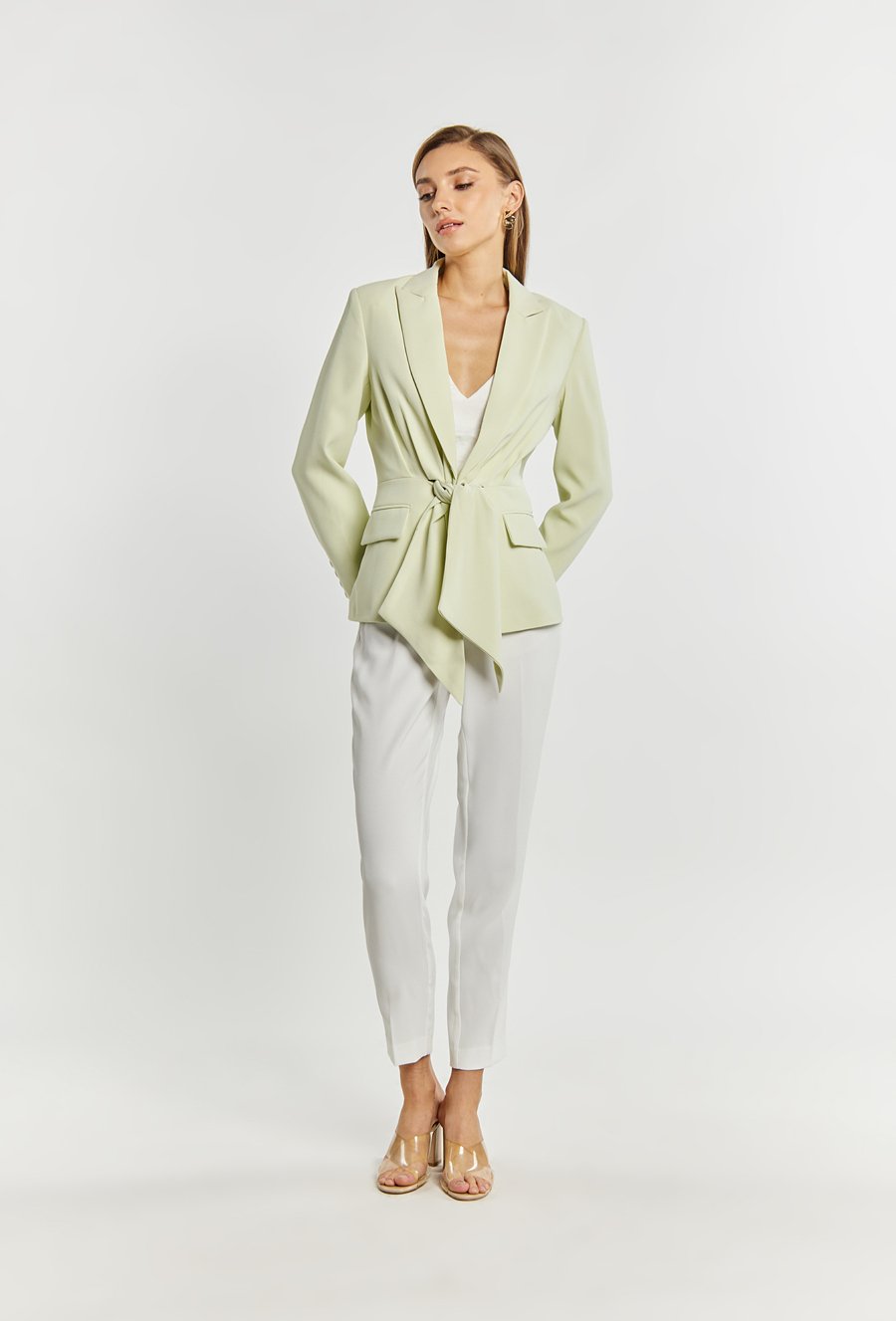 Taliowana marynarka z wiązaniem