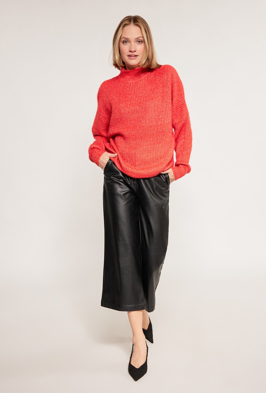 Sweter o swobodnym kroju