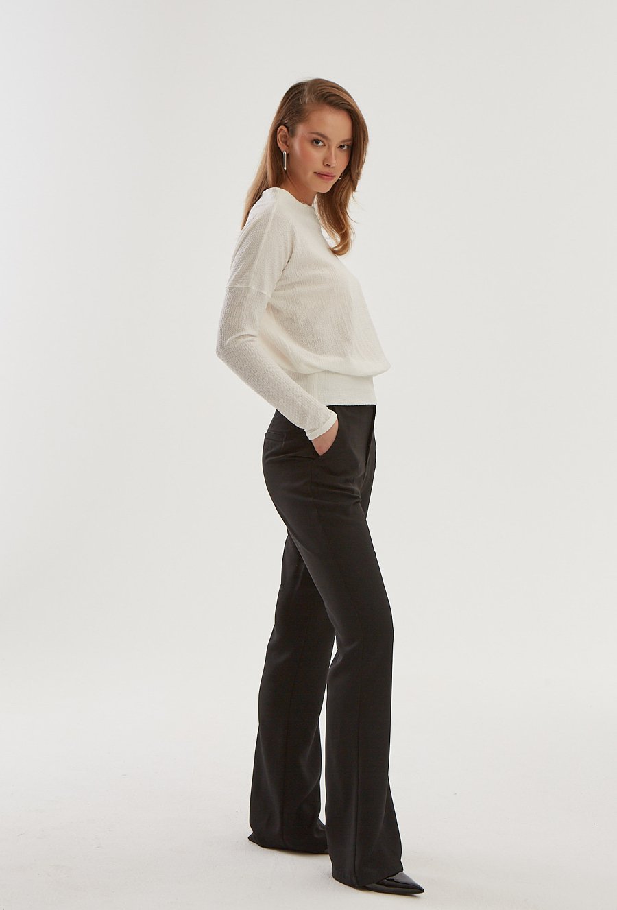 Biała bluzka ze strukturalnej dzianiny