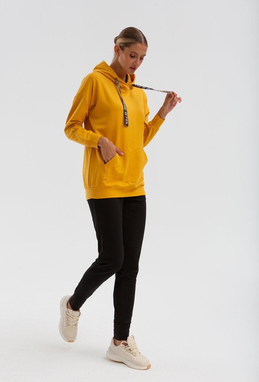 Bluza z kapturem i ozdobną taśmą