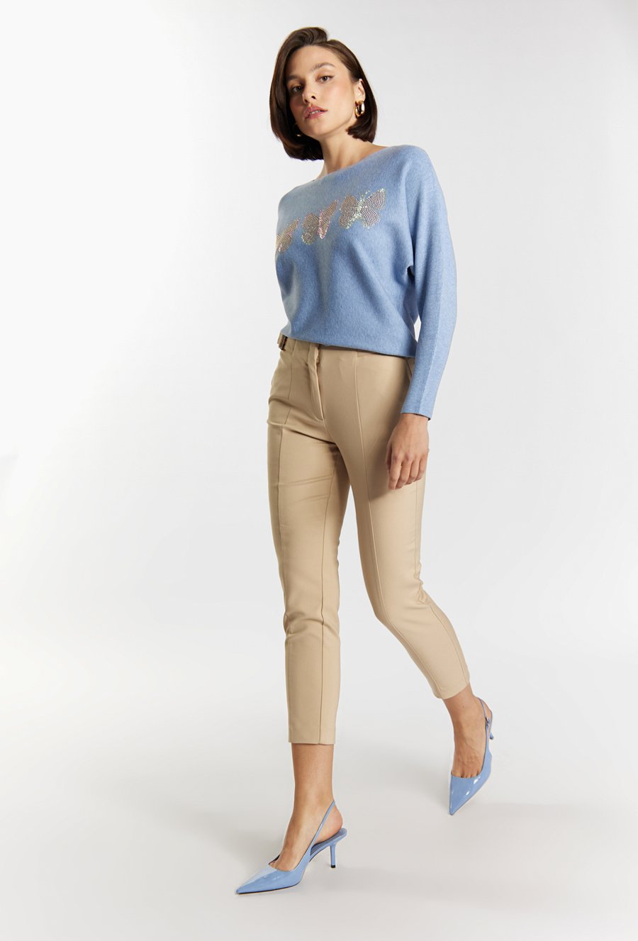 Materiałowe spodnie z ozdobnymi klamrami