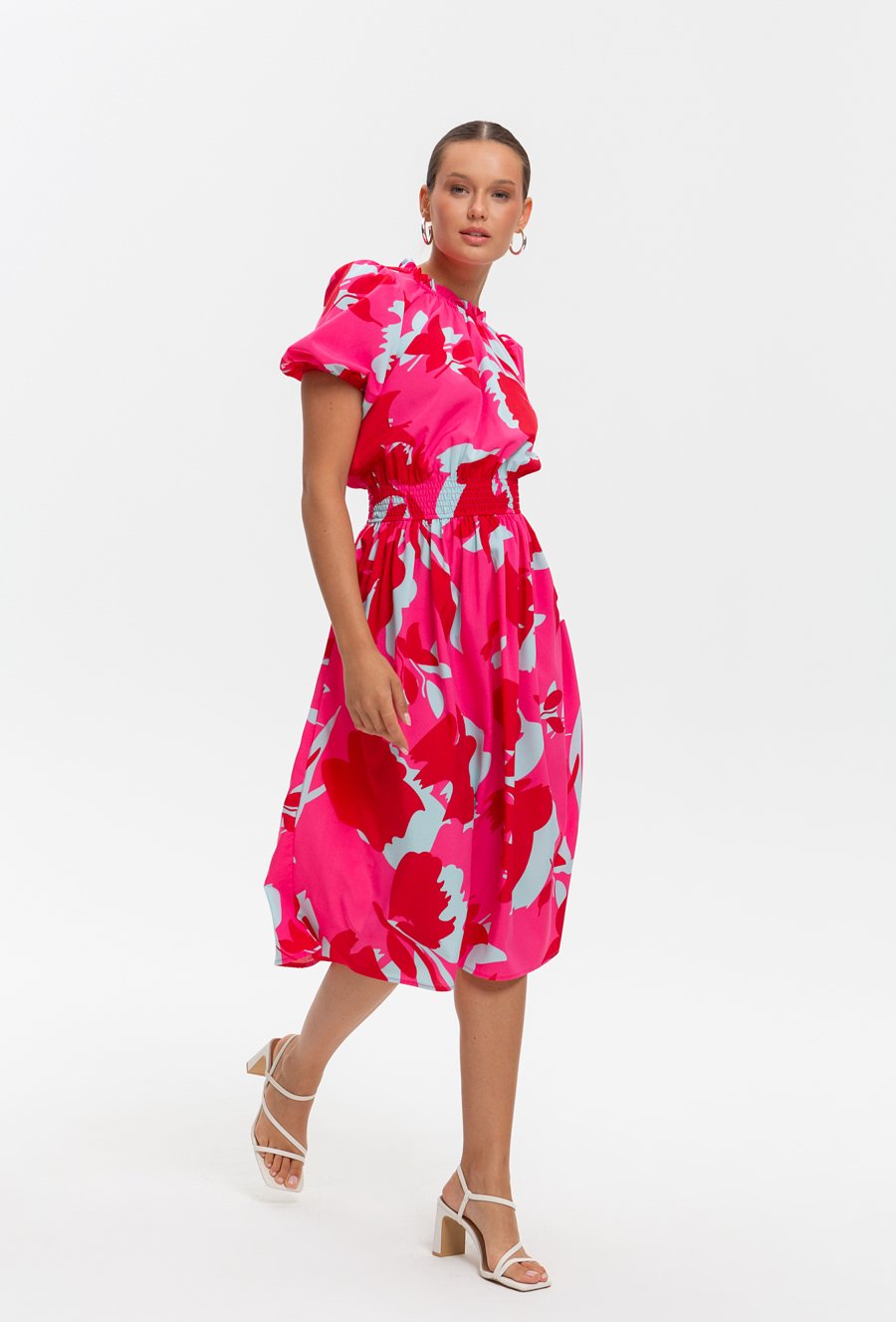 R&oacute;żowa sukienka w kwiaty