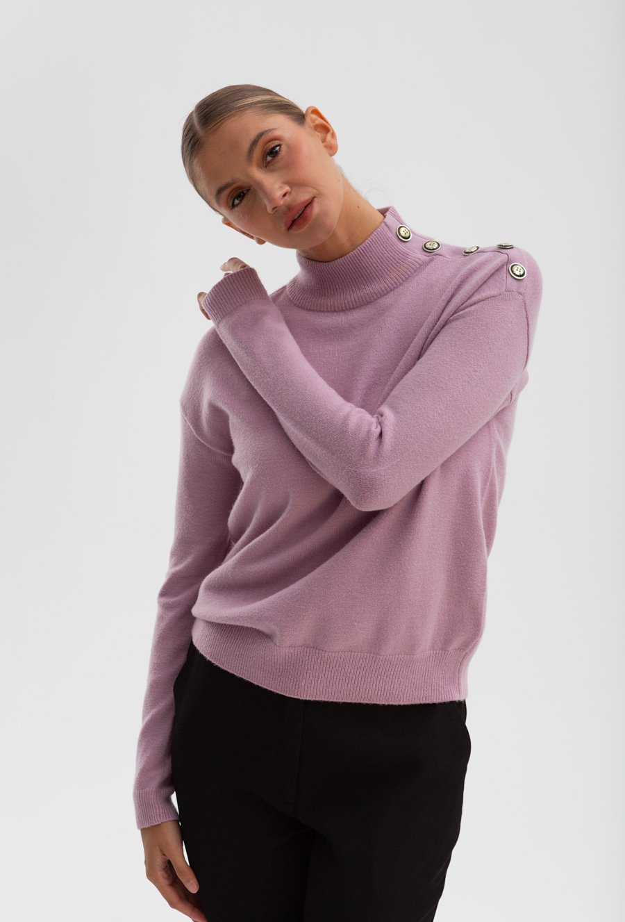 Liliowy sweter z ozdobnymi guzikami