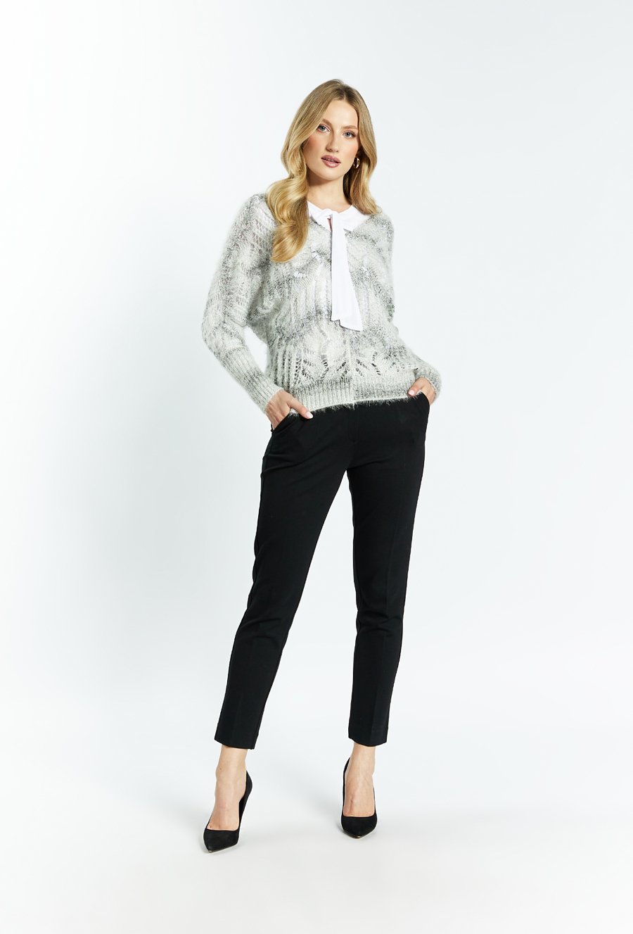 Sweter damski z kr&oacute;tkim włosiem