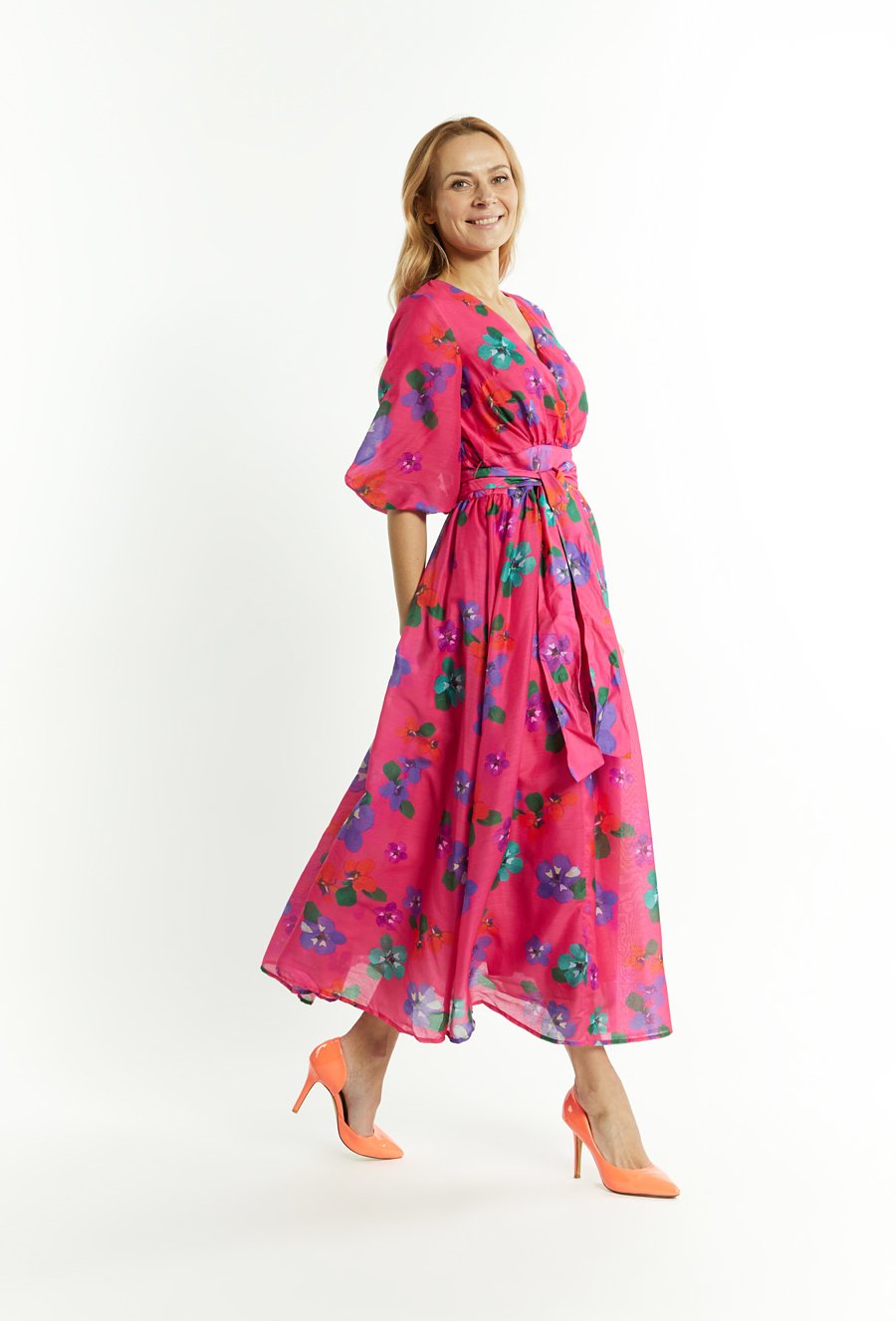 Sukienka w kwiatowy wz&oacute;r z bufiastymi rękawami