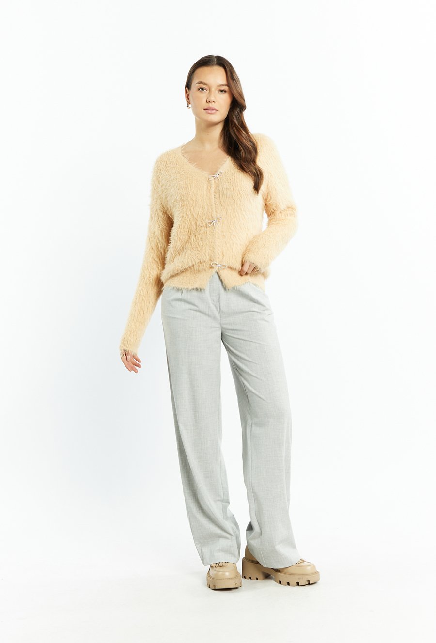 Sweter damski z agrafkami