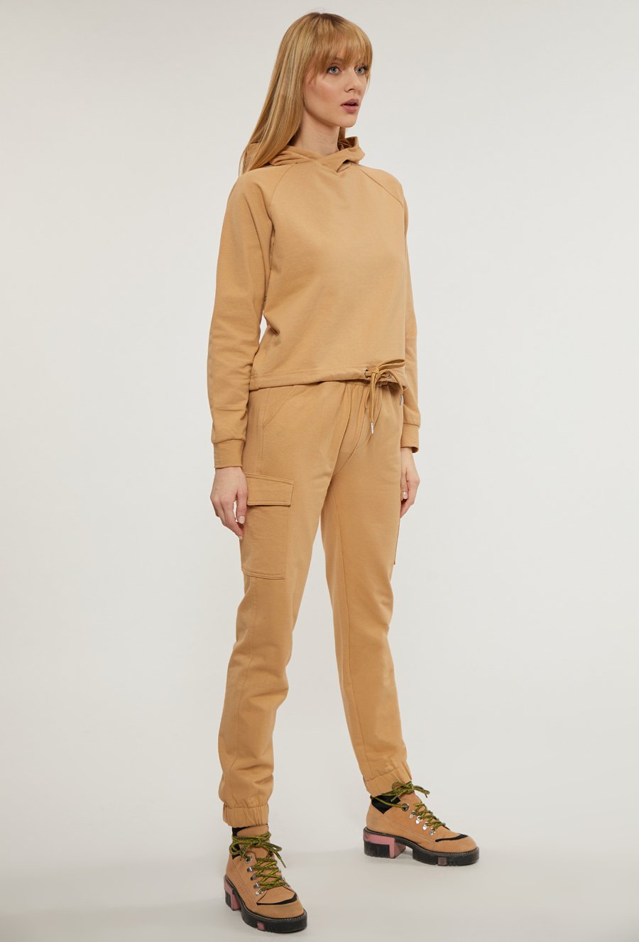 Spodnie dresowe typu cargo