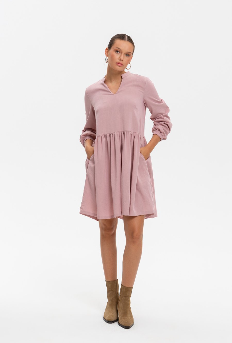 Wiskozowa sukienka z falbaną