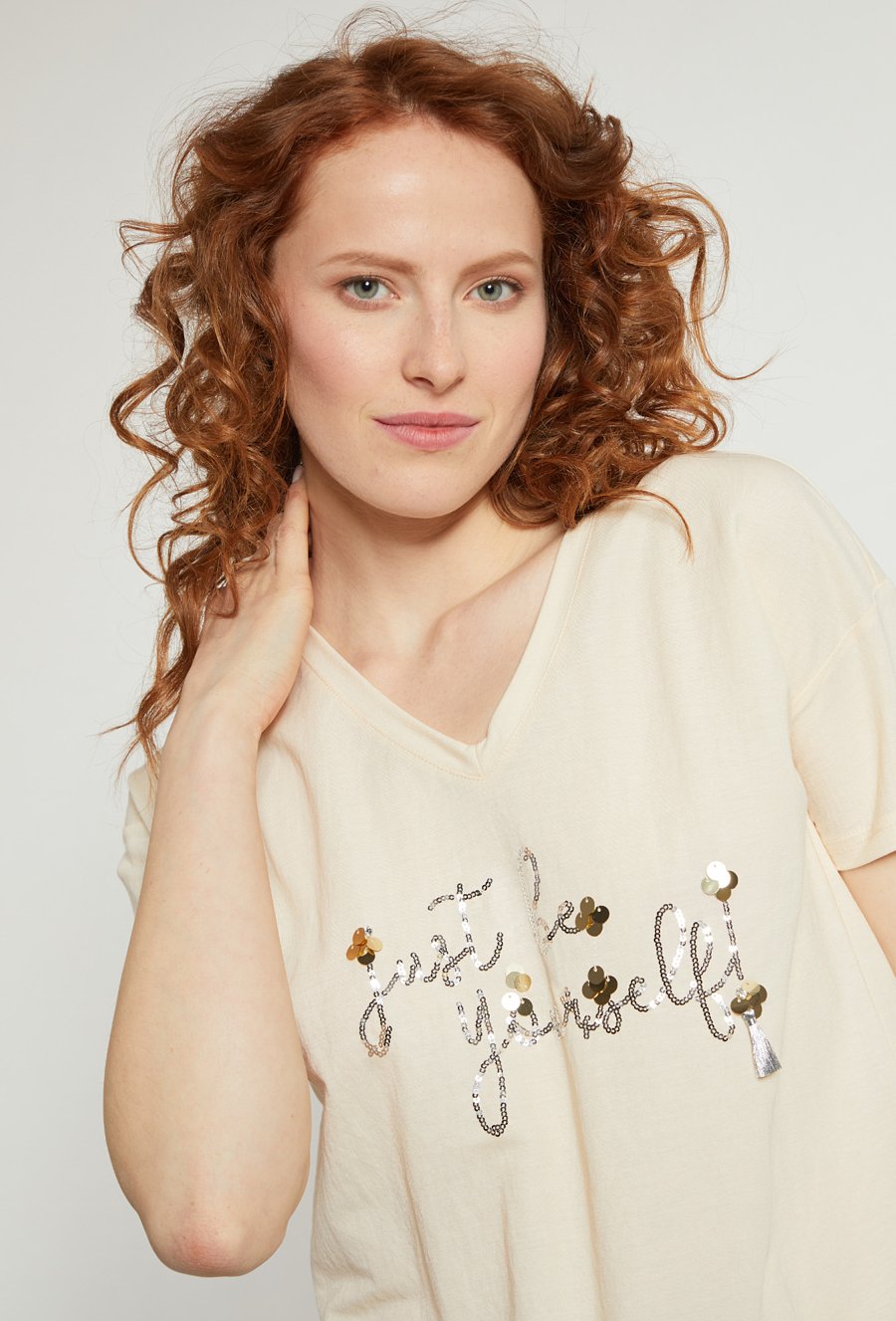 T-shirt z cekinowym napisem