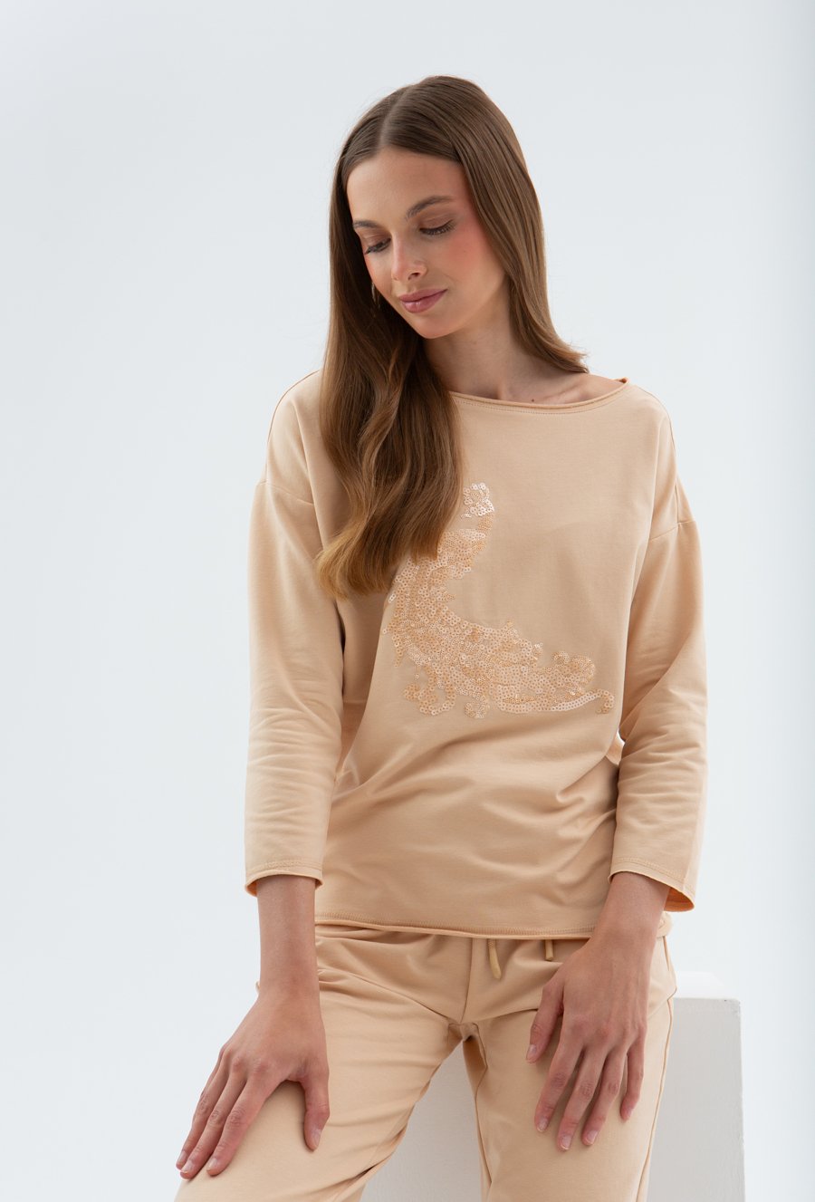 Bluza z cekinową aplikacją