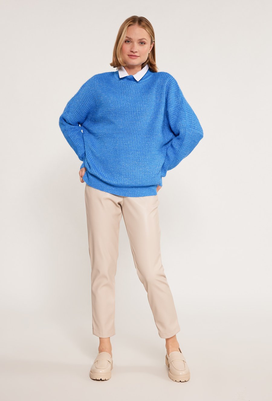 Sweter o swobodnym kroju