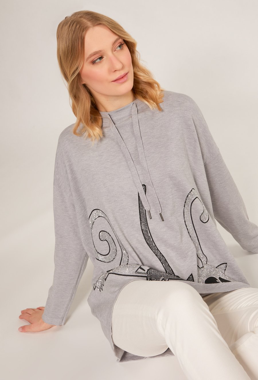 Sweter z dżetowym wzorem w koty