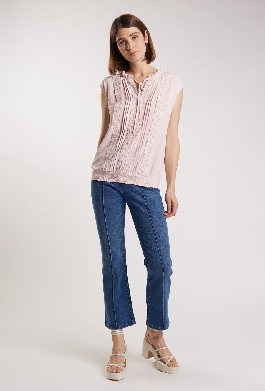 Bluzka damska z ozdobnym haftowaniem