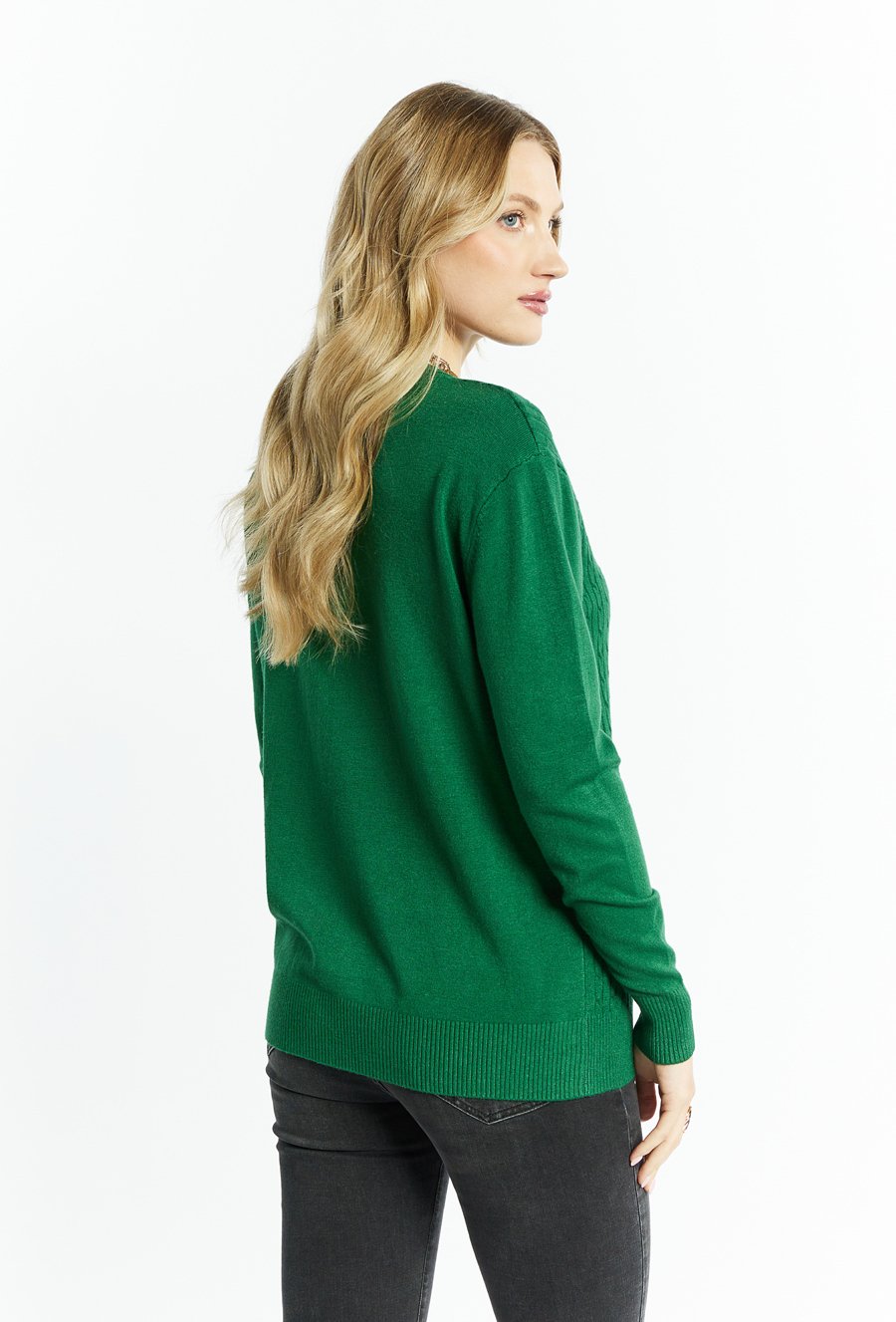 Cienki sweter o warkoczowym splocie