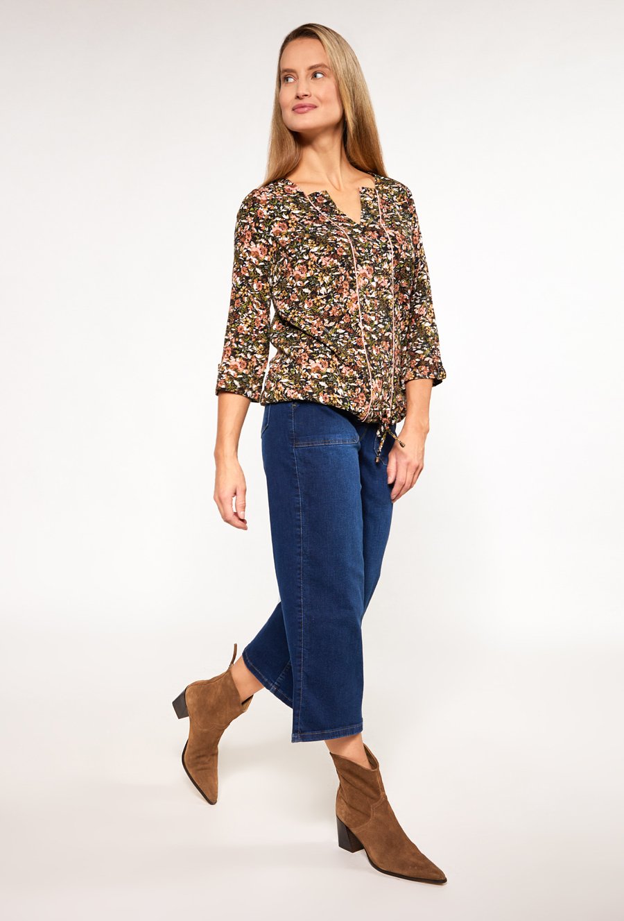 Wzorzysta bluzka z wiązaniem