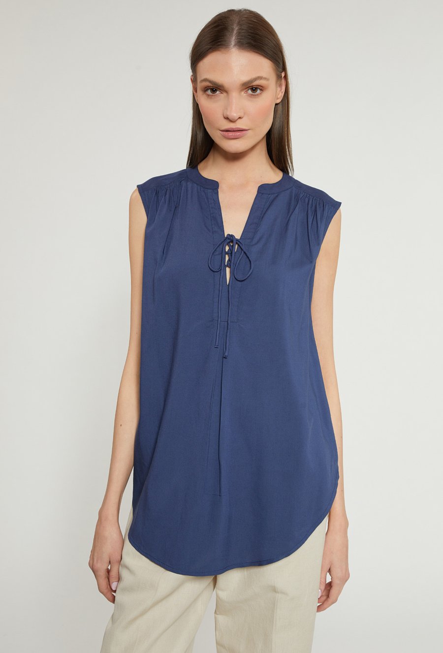 Bluzka damska z ozdobnym wiązaniem przy dekolcie