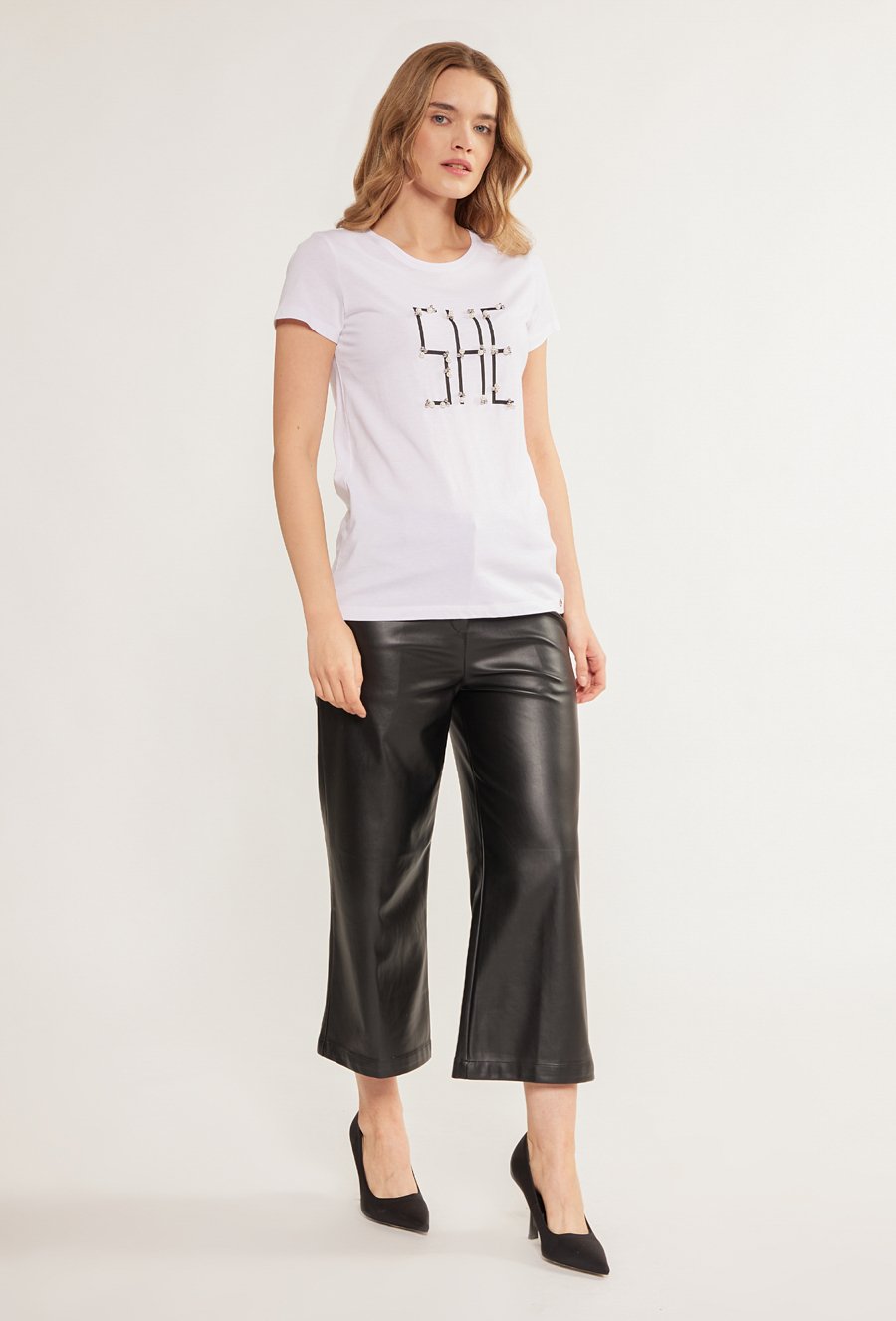 T-shirt z biżuteryjną aplikacją