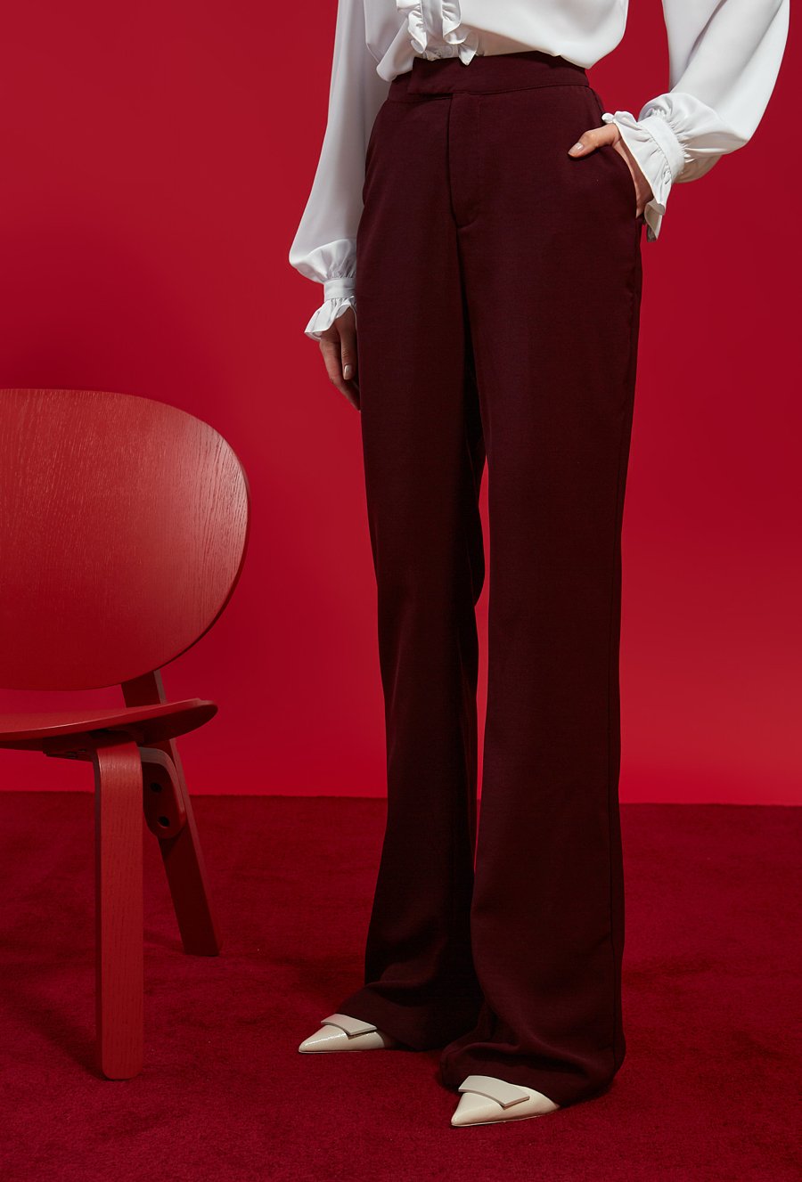 Bordowe spodnie z rozszerzanymi nogawkami