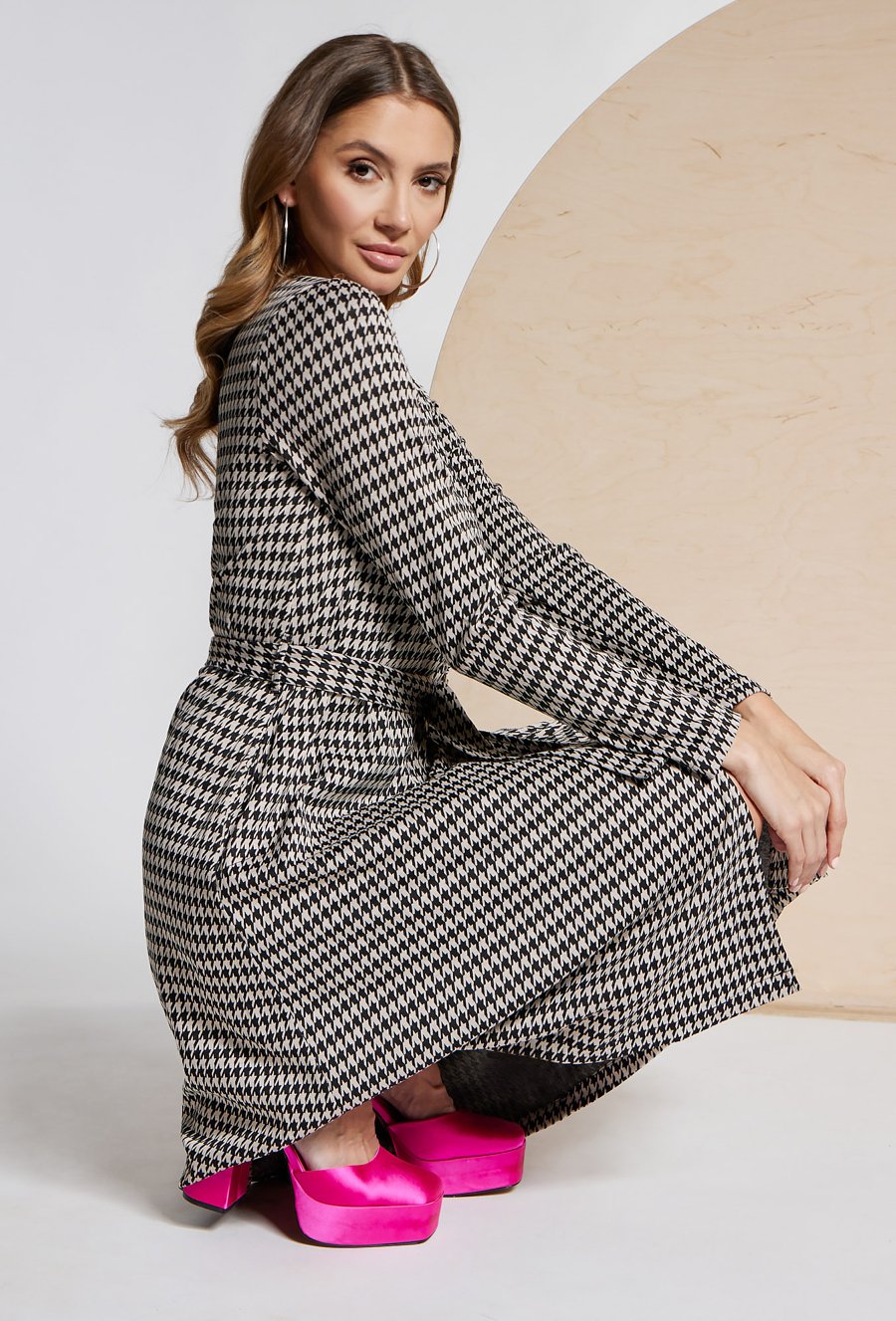 Kopertowa sukienka z wzorem w pepitkę