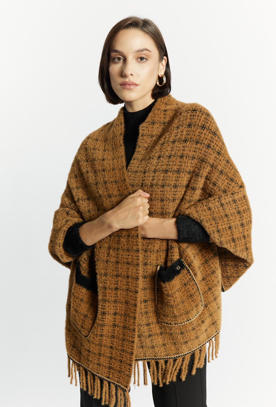 Sweter damski z kr&oacute;tkim włosiem