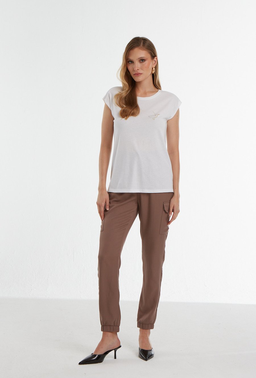 Biały T-shirt ze złotym kolibrem