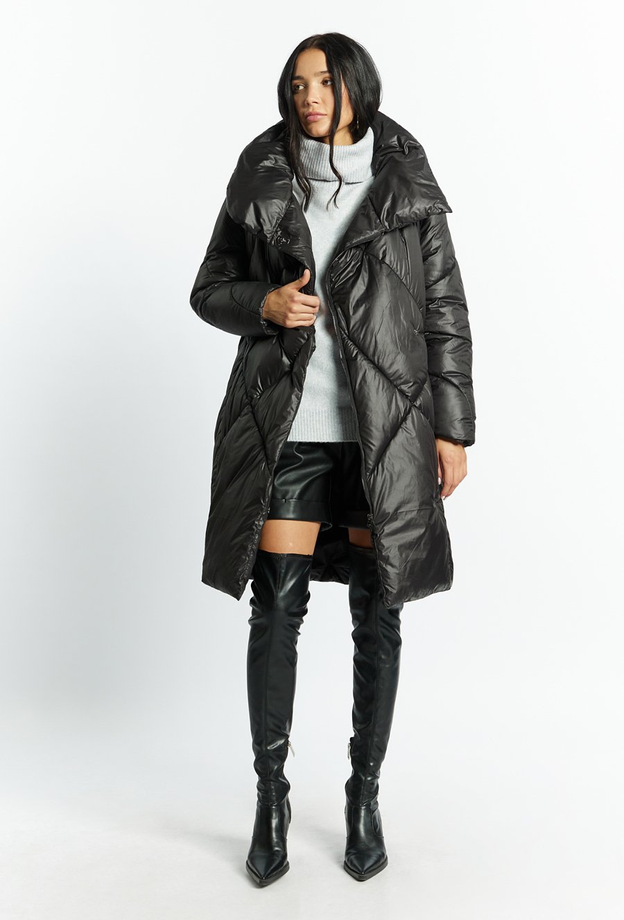 Płaszcz damski z obszernym kołnierzem