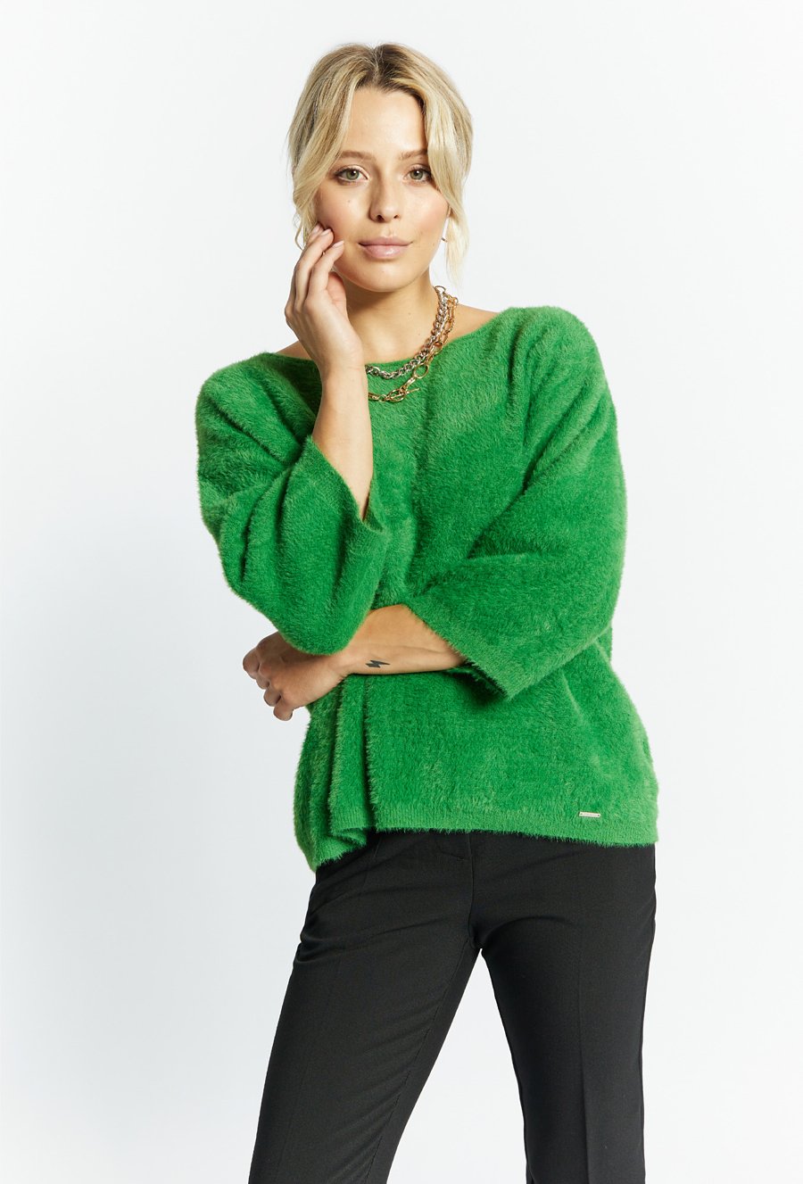 Sweter damski z kr&oacute;tkim włosiem