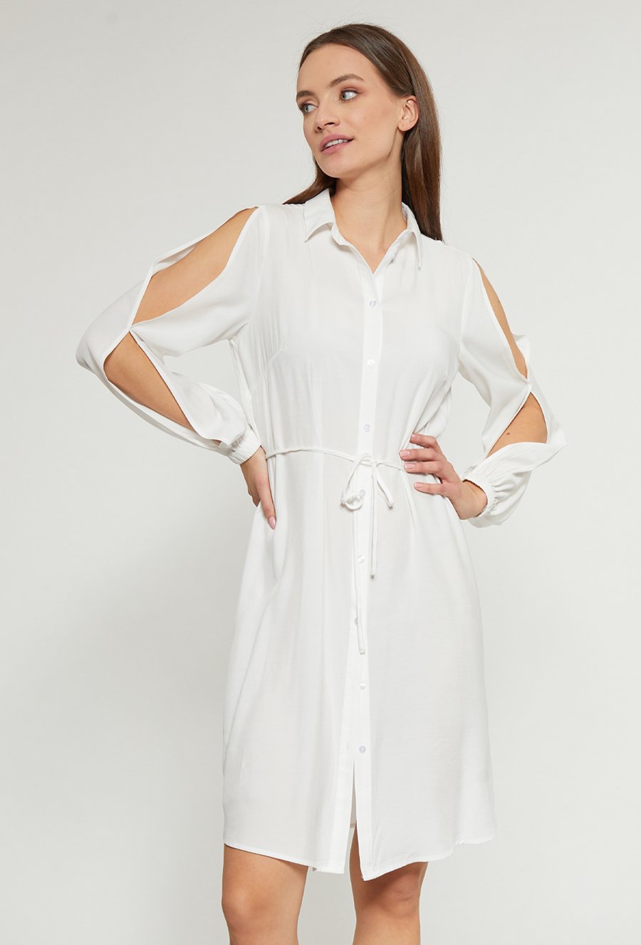 Biała szmizjerka z rozcięciem na rękawach