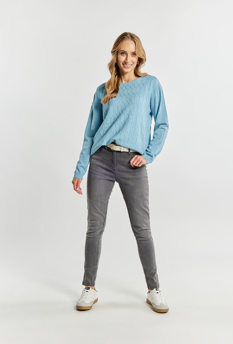 Sweter damski z delikatnym zdobieniem