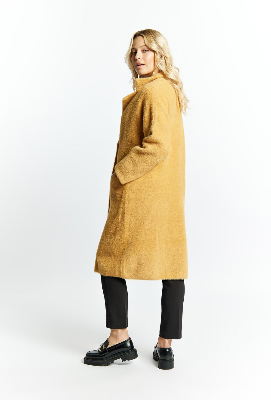 Swetrowy płaszcz z kieszeniami