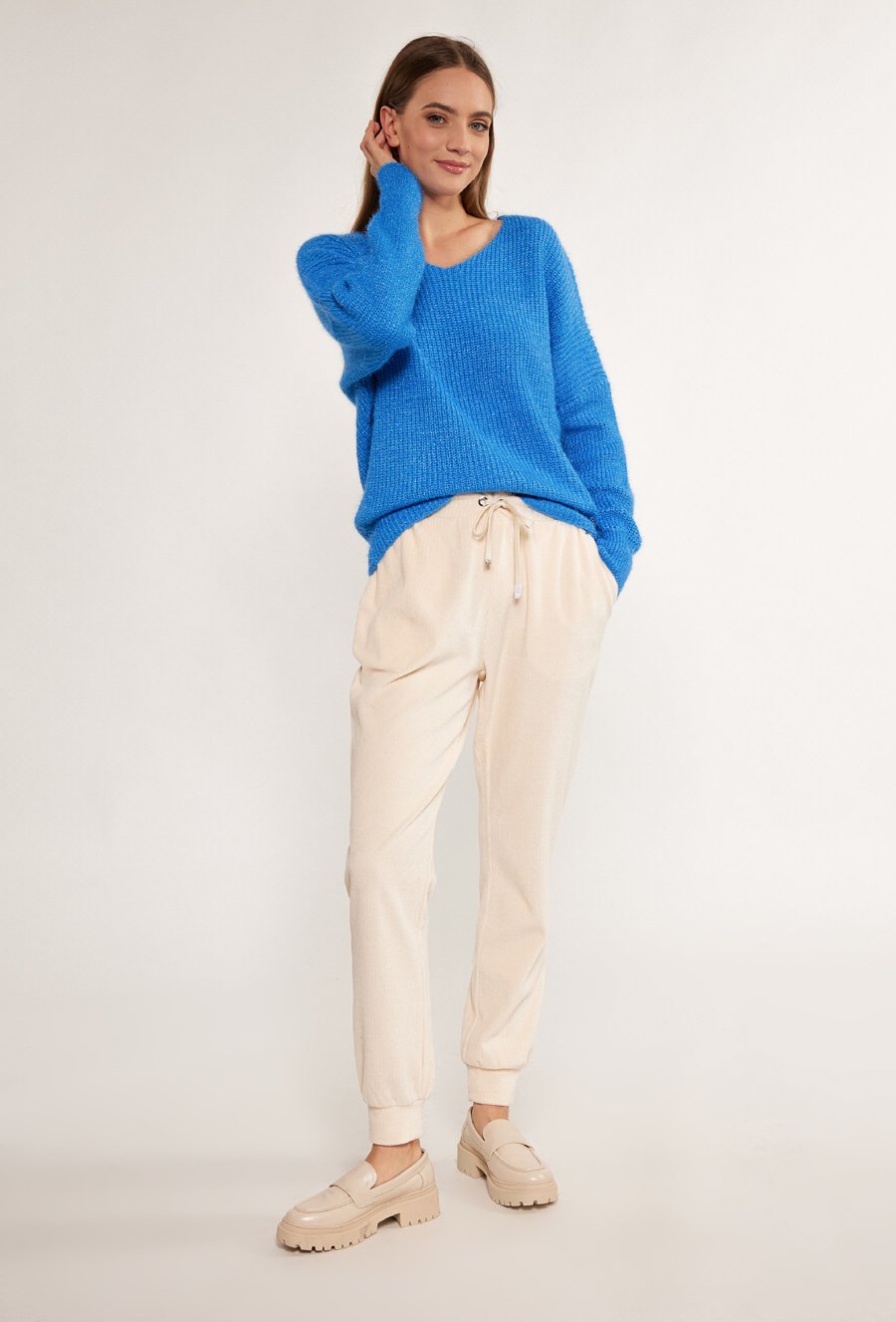 Prążkowany sweter z bufiastymi rękawami