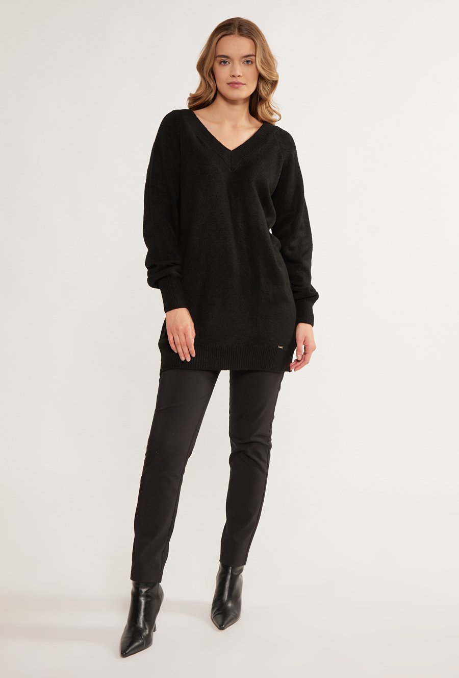 Gładki sweter o dłuższym kroju