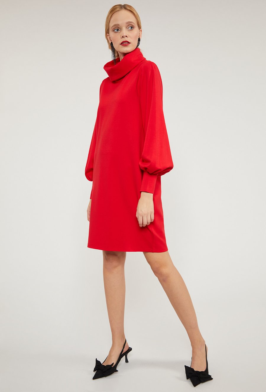 Czerwona sukienka z golfem