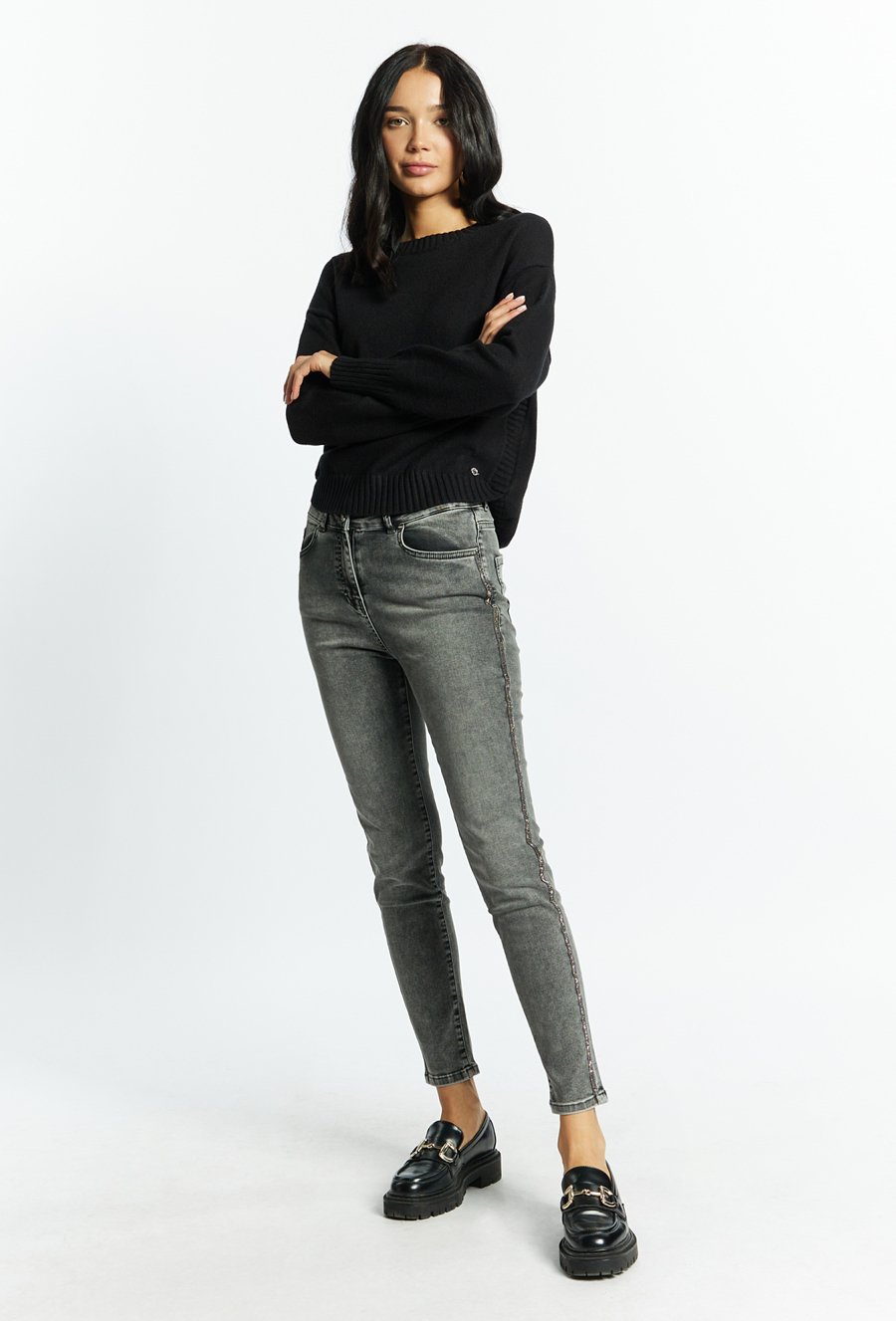 Jeansowe spodnie z biżuteryjną aplikacją