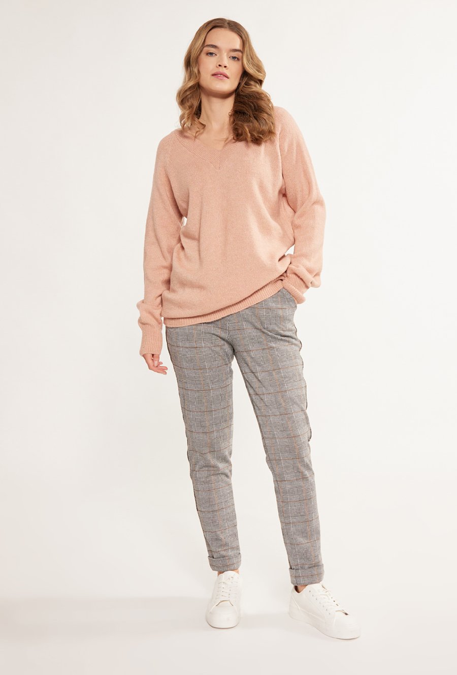 Gładki sweter o dłuższym kroju