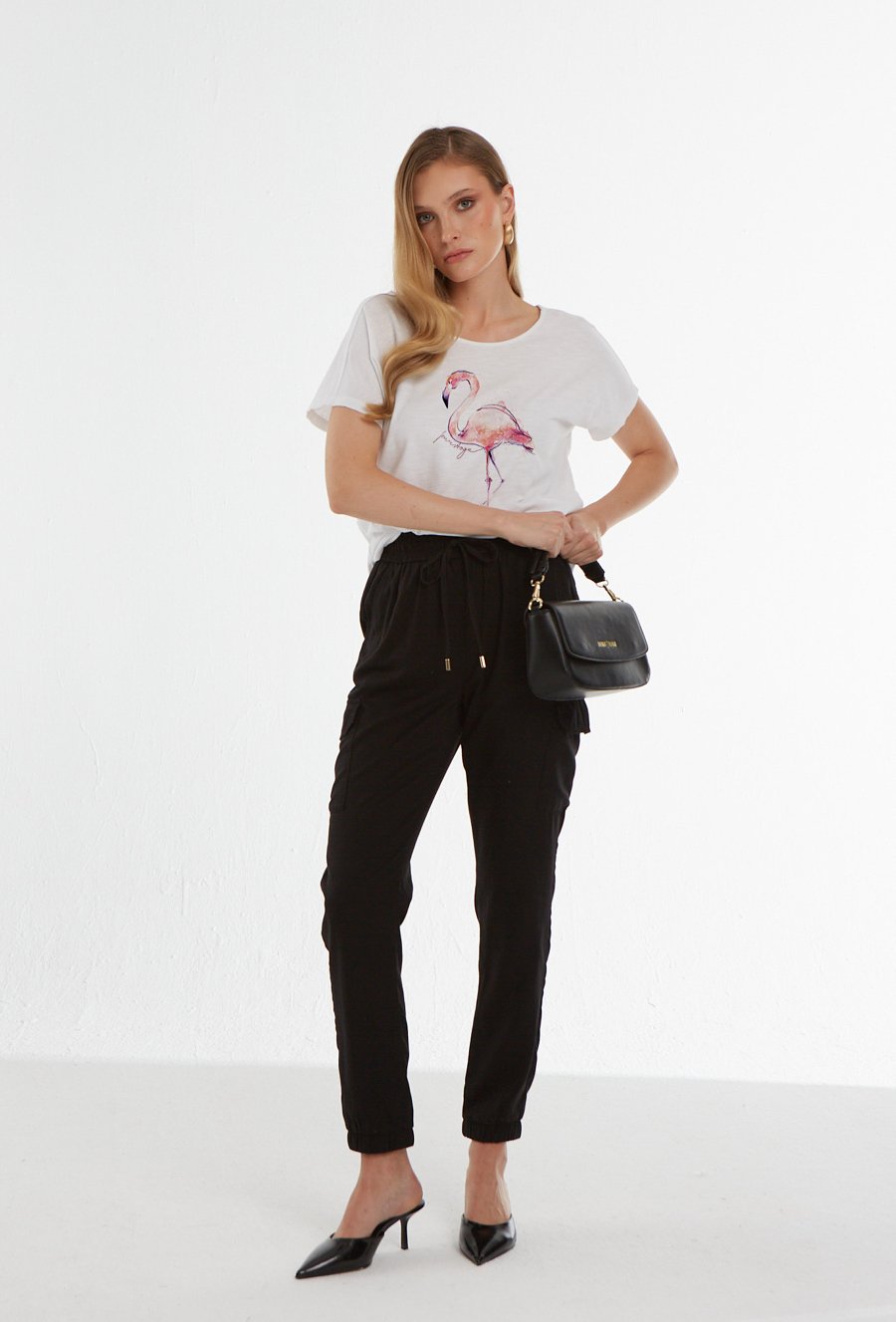 Biały T-shirt z rysunkiem flaminga