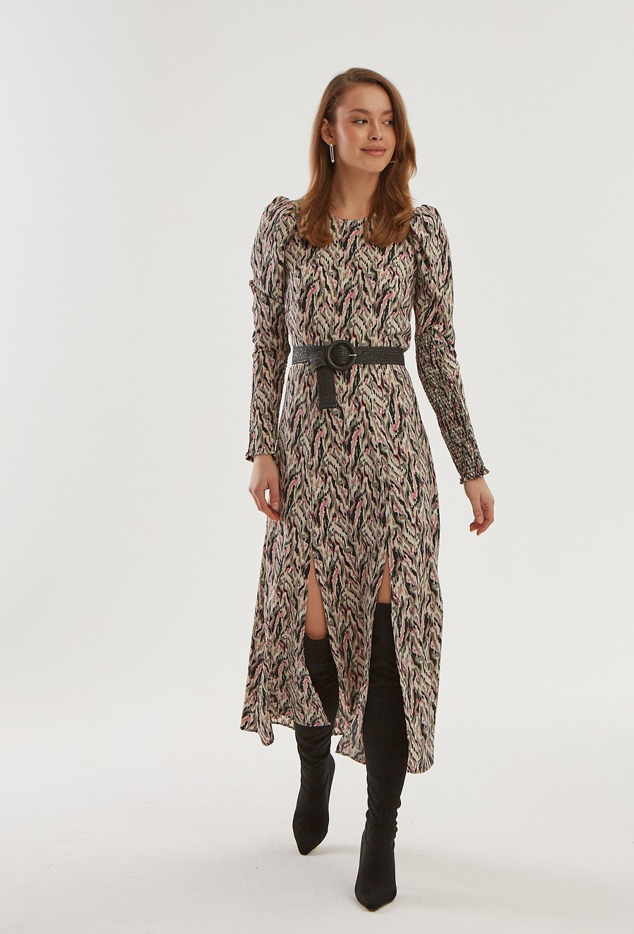 Długa sukienka w oryginalny wz&oacute;r