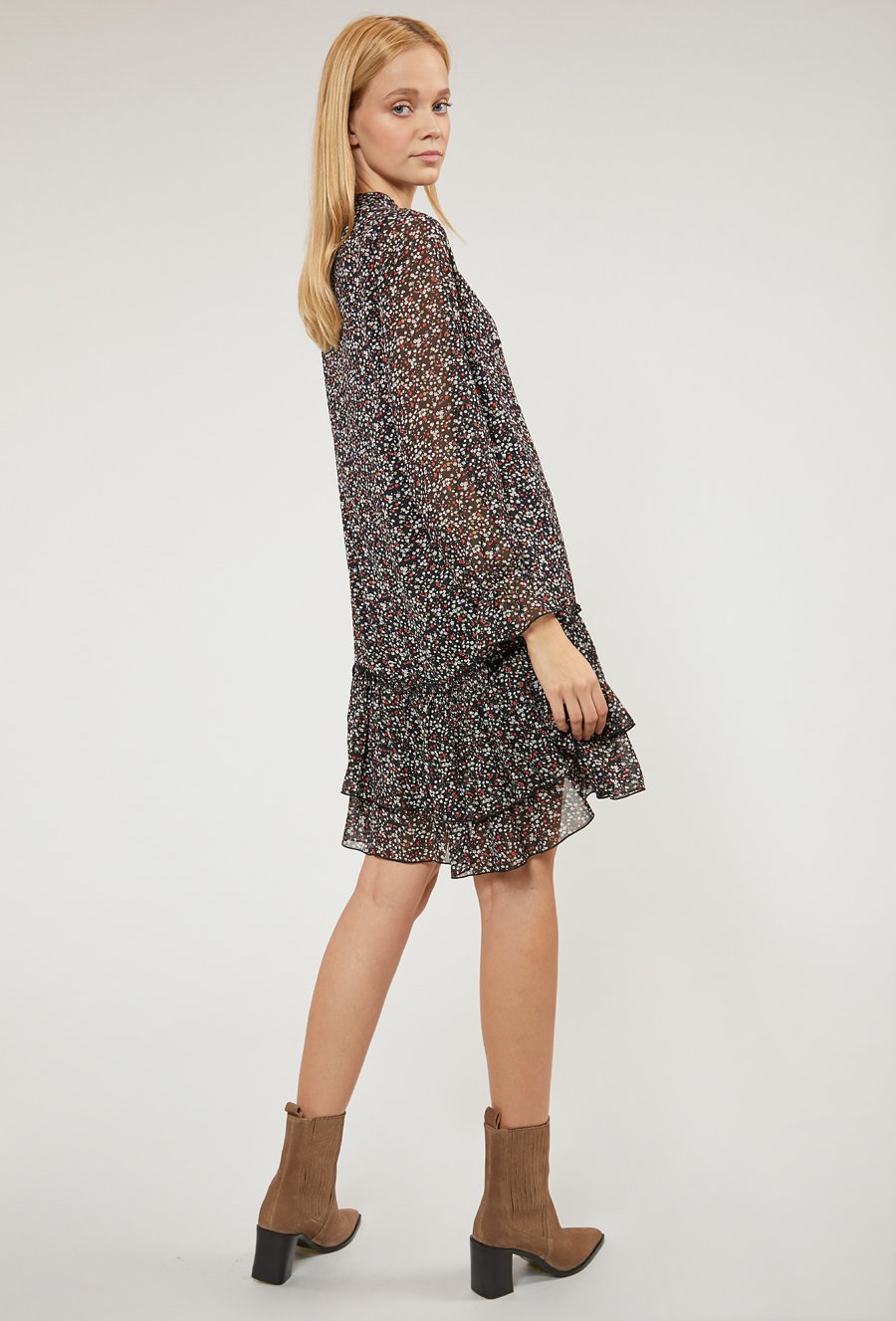 Sukienka z falbanami w drobny wz&oacute;r