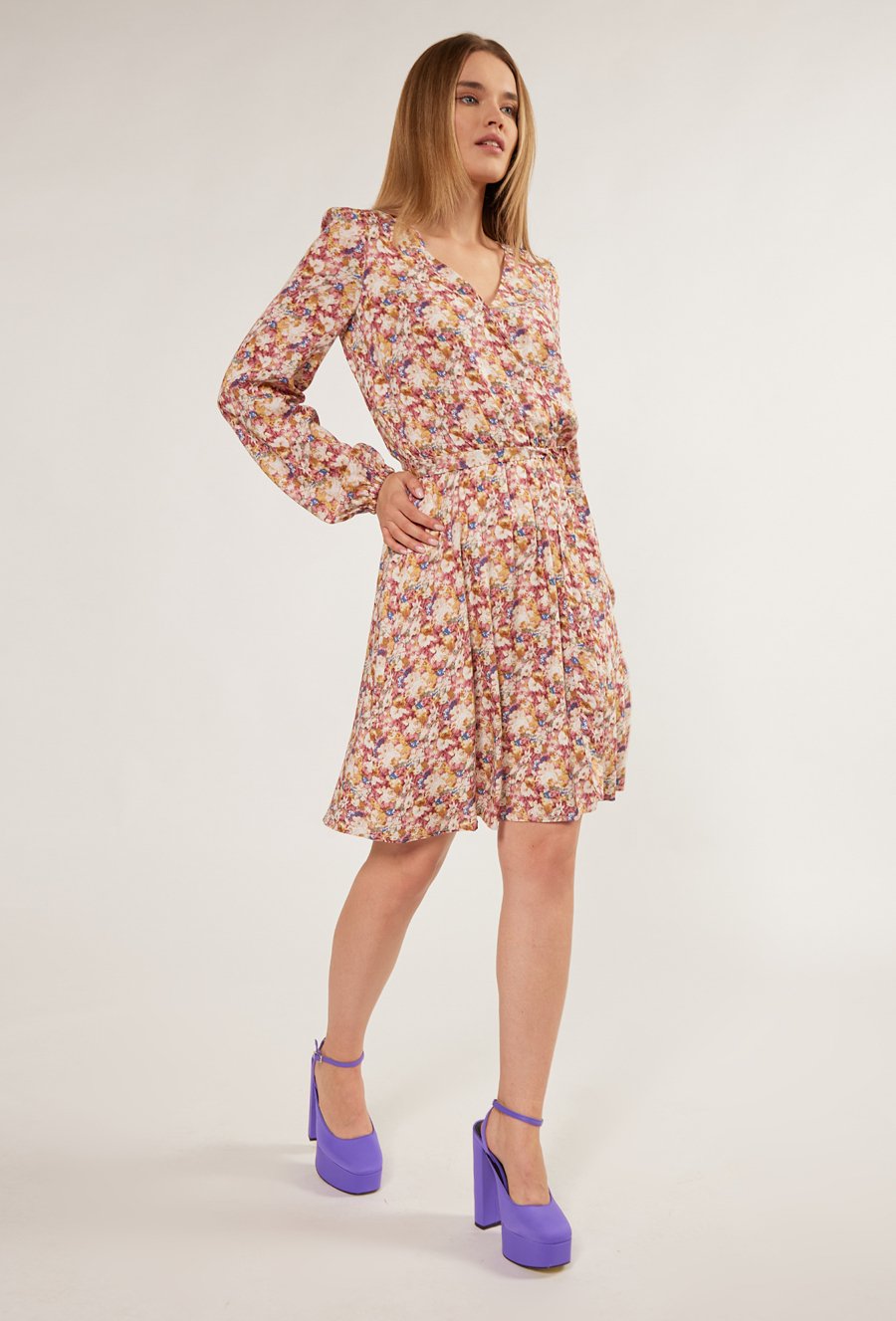 Delikatna sukienka w kwiaty