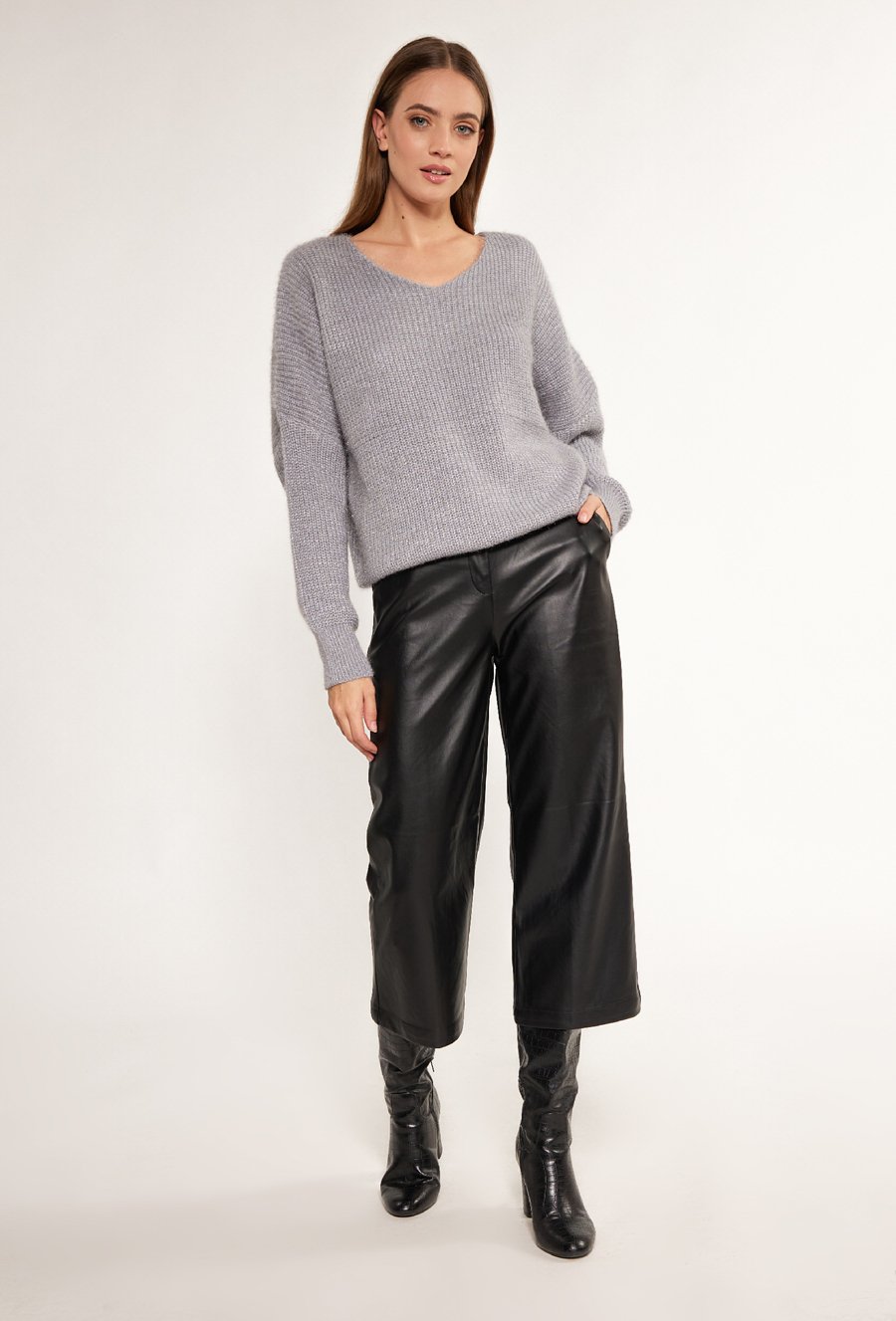 Prążkowany sweter z bufiastymi rękawami