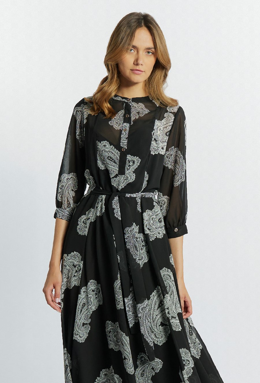 Wzorzysta sukienka midi