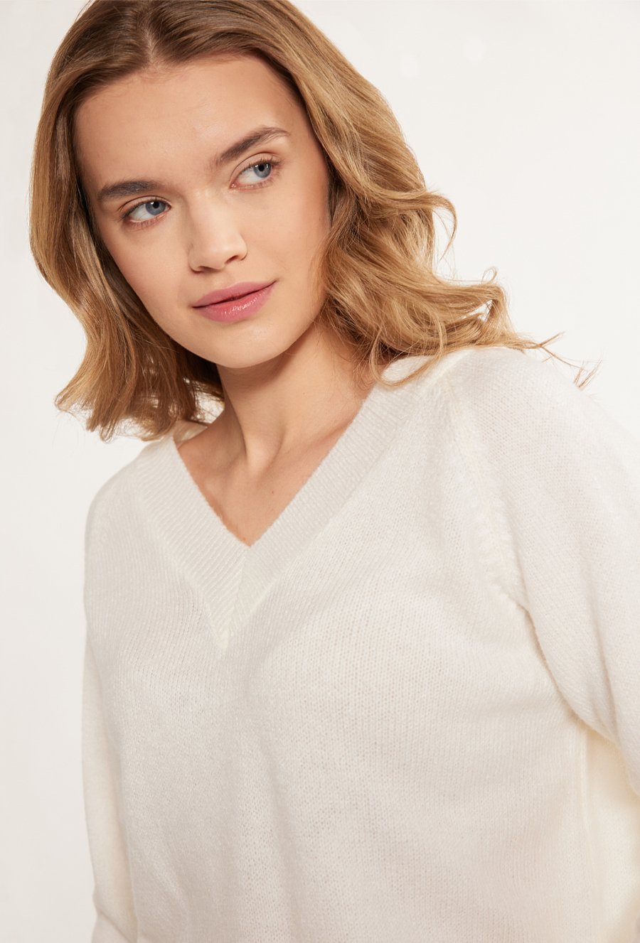 Gładki sweter o dłuższym kroju