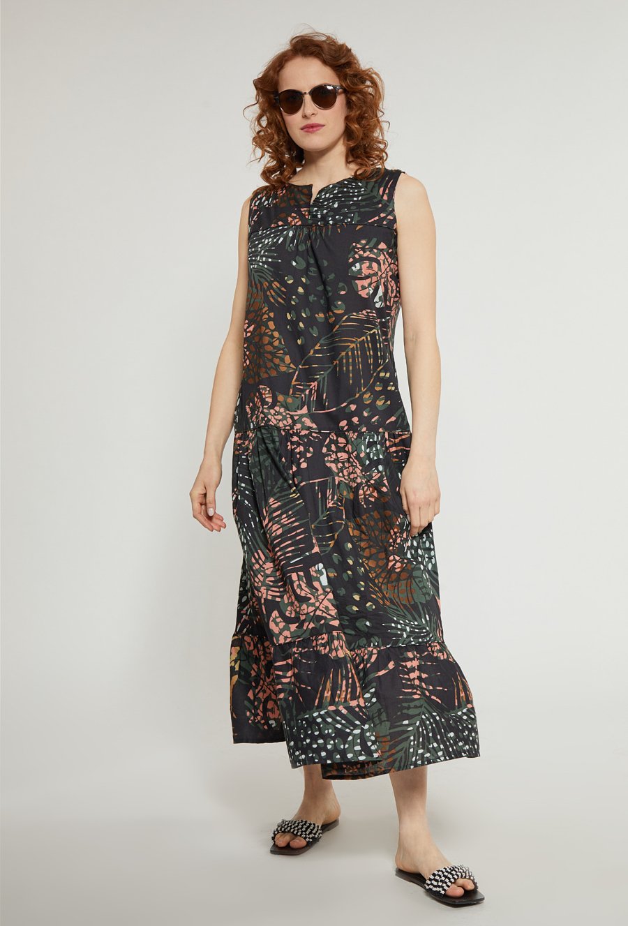 Wzorzysta sukienka damska z falbaną